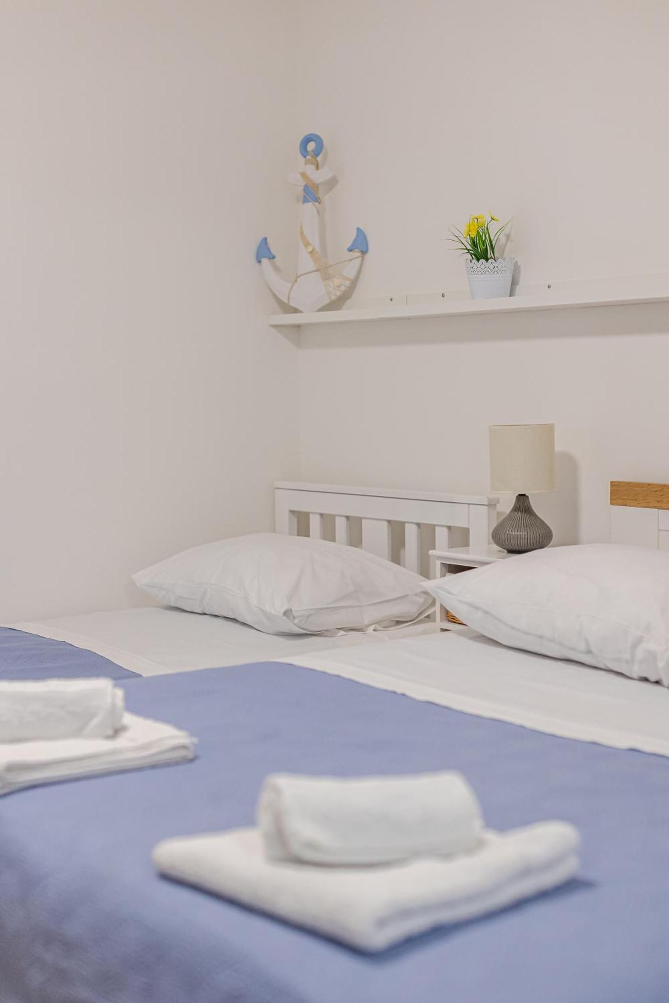 House Niko M With 6 Apartament Split