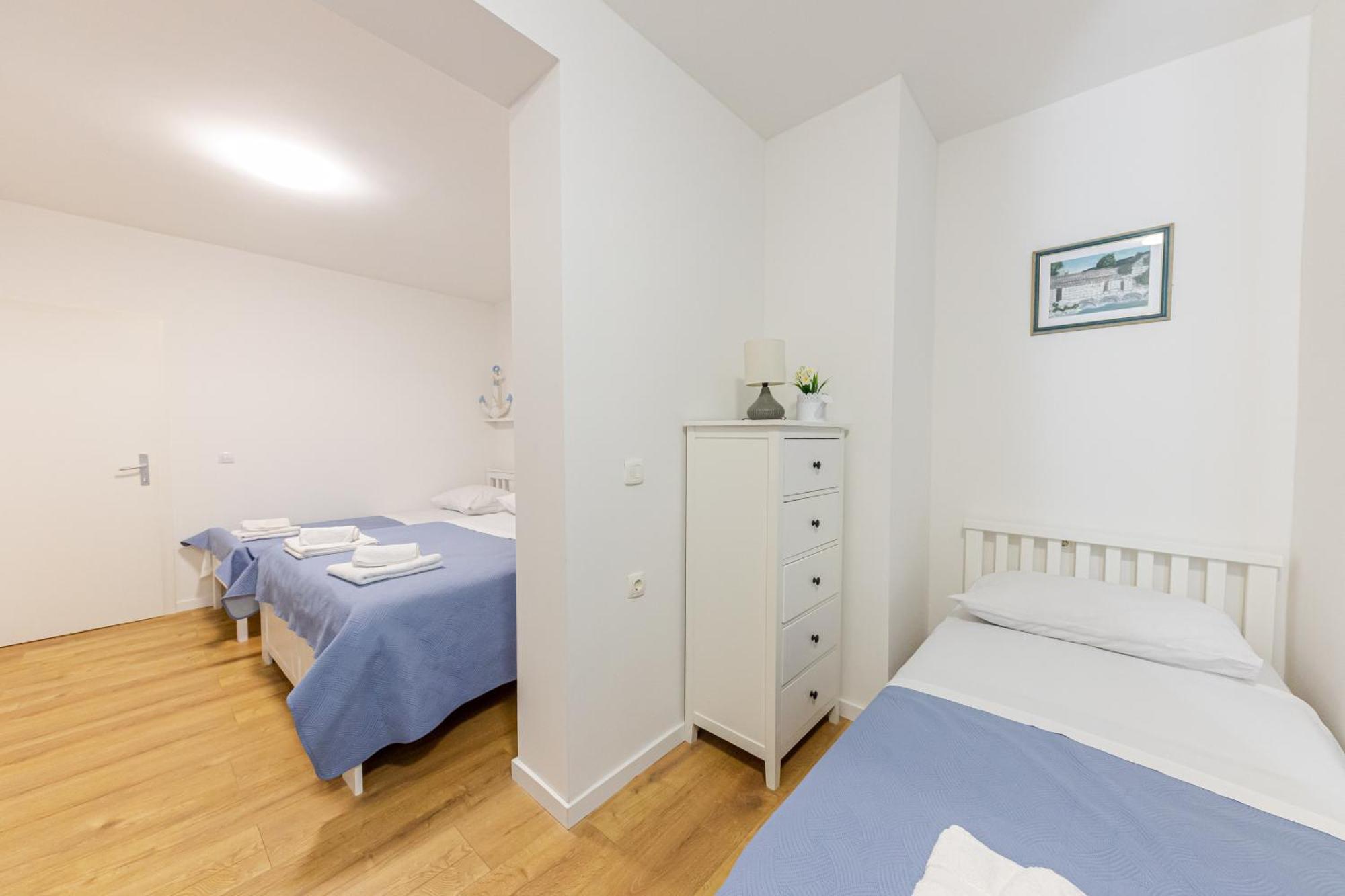 House Niko M With 6 Apartament Split
