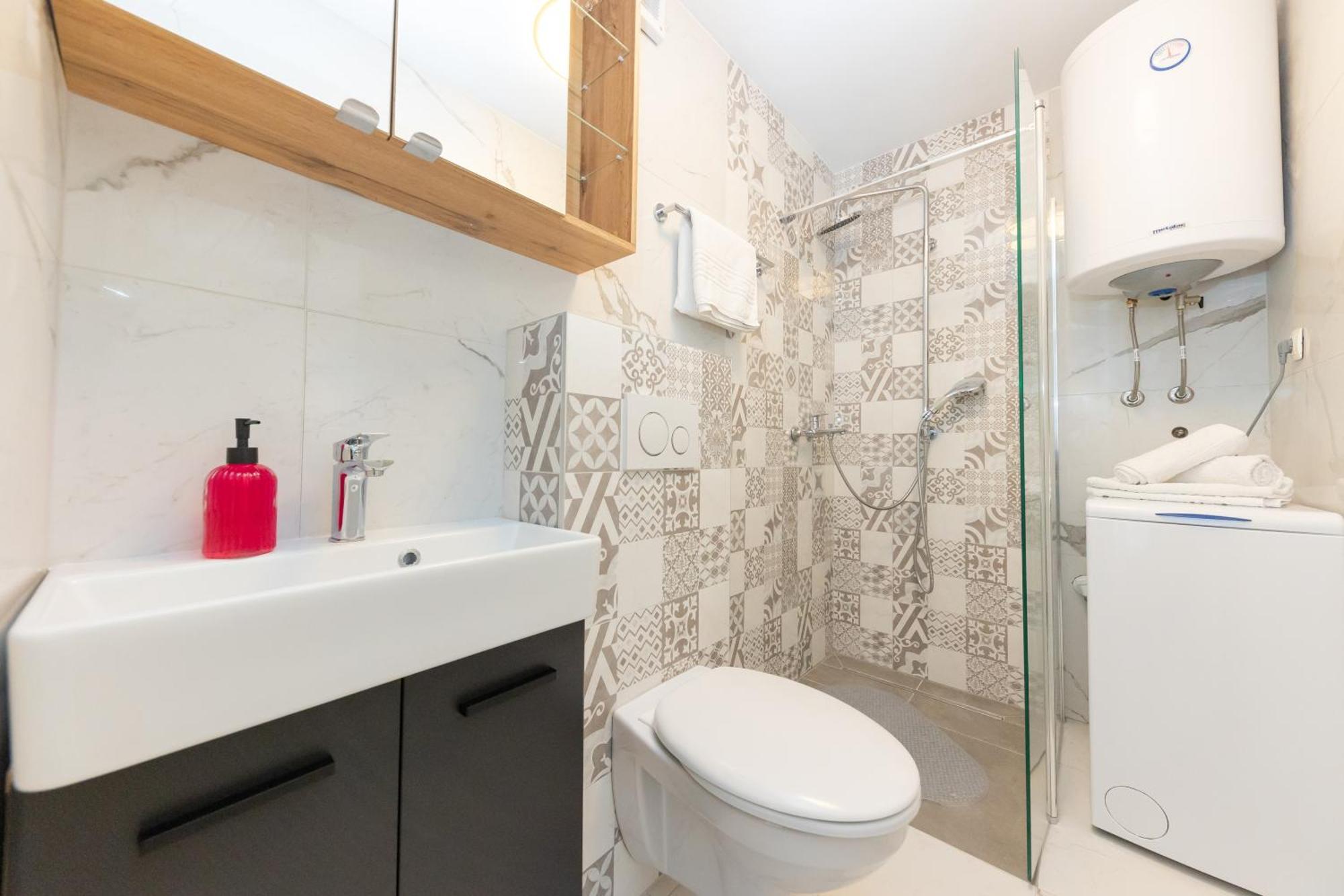 House Niko M With 6 Apartament Split