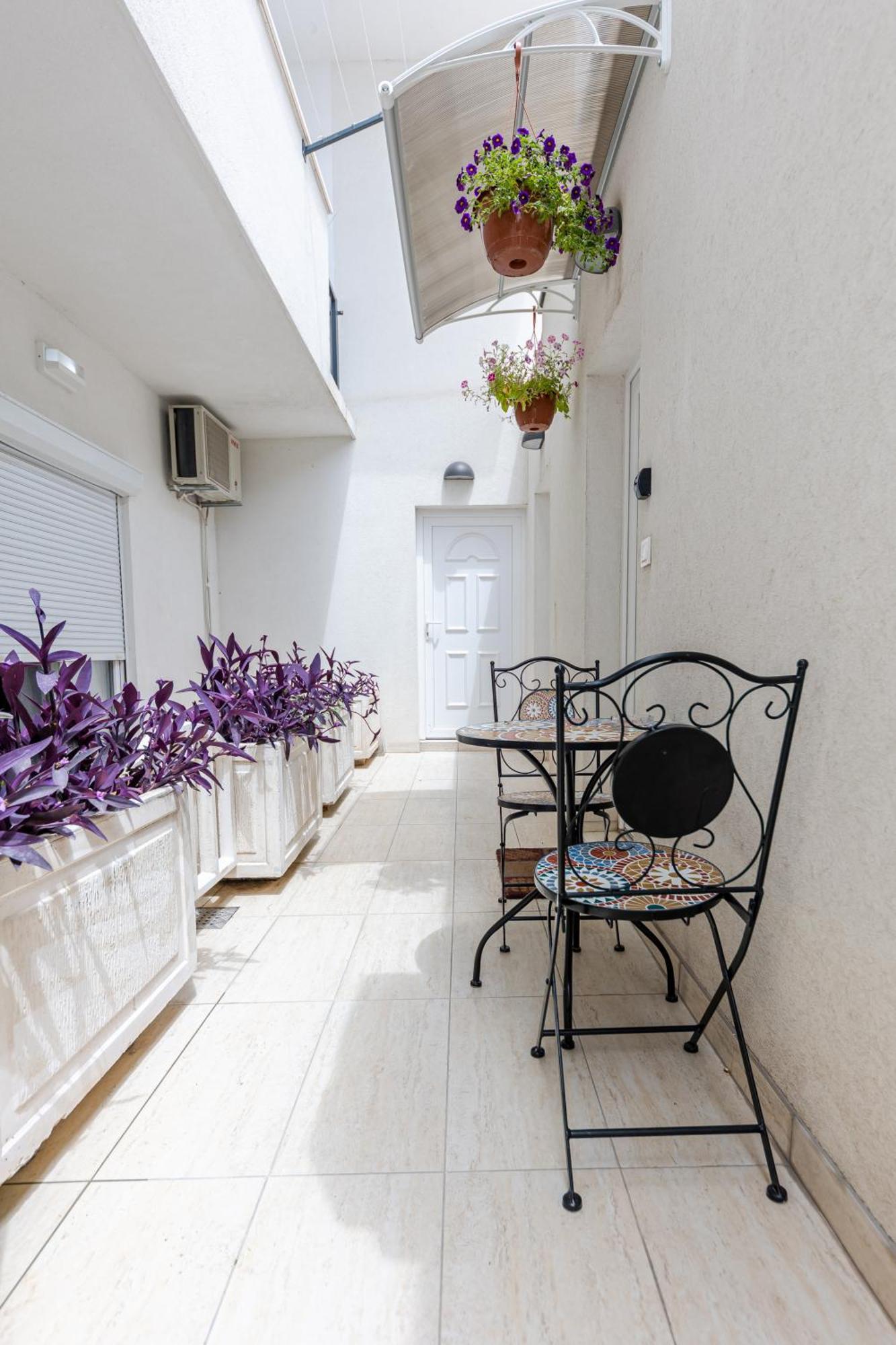 House Niko M With 6 Apartament Split